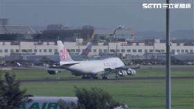 24萬劑莫德納疫苗順利抵台了！圖為負責運載的華航CI-5556貨機。