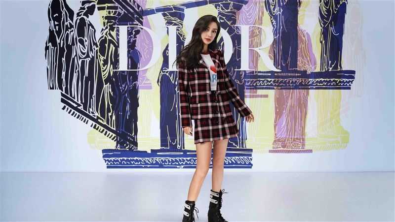 Baby根本學院派少女　曬鉛筆美腿