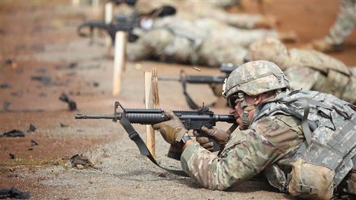 美國聯邦眾議院17日表決通過廢除2002年對伊拉克用兵的「作戰授權法」。圖為美軍訓練情形。（圖／翻攝自facebook.com/USarmy）
