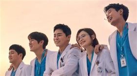 《機智醫生生活》第二季，五人幫暖心回歸。（圖／Netflix提供）