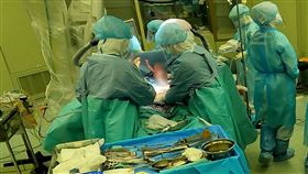 台北慈濟醫院第2例確診孕婦生產，2350公克重的小男嬰平安出生。