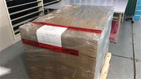 24萬劑莫德納疫苗今抵台，食藥署進行檢驗封緘中。（圖／食藥署提供）