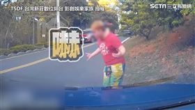 ▲突然跳起一段舞蹈，紅衣哥充滿自信地跳舞完全不理旁人，完整跳完這段舞蹈。（圖／TSDF 台灣新莊數位頻台 影創娛樂家族 授權）