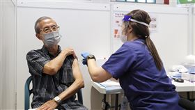 新加坡廣設接種中心　為民眾施打疫苗新加坡在全島廣設接種中心，為民眾施打COVID-19疫苗。圖為惹蘭勿剎（Jalan Besar）民眾俱樂部的接種中心。（新加坡通訊及新聞部提供）中央社記者侯姿瑩傳真　110年6月18日