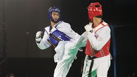 模擬東奧賽跆拳道項目　劉威廷出賽（2）模擬東京奧運對抗賽的跆拳道項目6日登場，比賽擂台、燈光全比照國際大獎賽規格，讓選手劉威廷（藍方）嚇了一跳，「真的很有比賽的氣氛和感覺，一點都不像自己平時訓練的家」。中央社記者吳家昇攝　109年8月6日