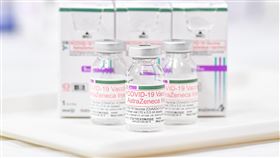 疫情延燒　AZ疫苗擴大施打疫情延燒，日本捐贈的阿斯特捷利康（AZ）疫苗15日起擴大施打，許多高齡長者也在家屬陪同下前往接種。圖為新北市一處疫苗接種站打完的AZ疫苗空瓶。中央社記者鄭清元攝　110年6月17日