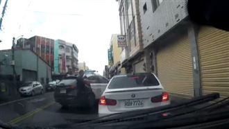 囂張！毒販開名車硬衝撞警車　畫面曝