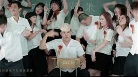 聖結石4年前MV被挖出！黑粉一看名單：網紅們全員過氣。（圖／翻攝自Dcard）