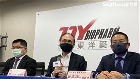台灣東洋董事長林全（中）今親上火線，對外界認為東洋BNT疫苗一事恐有炒股之嫌，表示「太離譜！」，東洋是「正派經營的公司」，不會搞坑殺股民的事。（圖／記者簡浩正攝影）