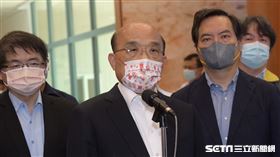 蘇貞昌視察「苗栗電子廠防疫加強工作」。（圖／行政院提供）