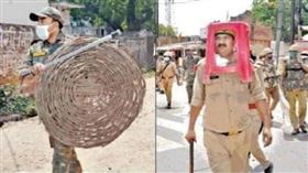 ▲印度警察執勤時拿起塑膠椅與竹簍蓋保命。（圖／翻攝自推特）