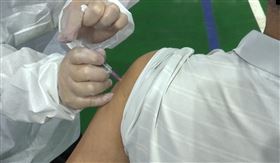 AZ疫苗，率先六都，1.3萬鄰長施打疫苗，盧秀燕，中央發函否決