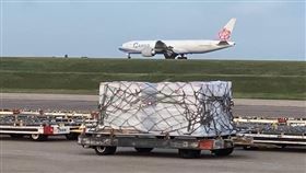 美贈250萬劑疫苗！蕭美琴親接收：美國對台的關心起飛了，圖／翻攝自蕭美琴臉書