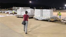 民進黨籍立委陳亭妃也在臉書貼出一張蕭美琴緊盯疫苗的背影照，讓她大讚，認真肯拚的女人總是如此美麗動人（圖／翻攝自陳亭妃臉書）