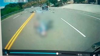 驚悚畫面曝！重機壓車過彎撞2車慘死