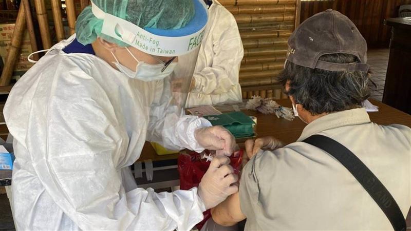 耆老打疫苗　部落醫暖哭：不願家人染