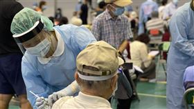 嘉市6/20起為78歲以上長者打疫苗嘉義市20至22日將為78歲以上長者施打AZ疫苗，衛生局副局長廖育瑋19日表示，目前已通報5起疫苗接種不良反應死亡事件，希望這些事件不會影響長者施打意願。圖為110年6月15日高齡長者接種疫苗情形。中央社記者蔡智明攝  110年6月19日