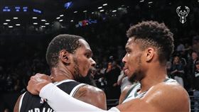 杜蘭特、阿德托昆博賽後擁抱。（圖／翻攝自籃網隊推特）