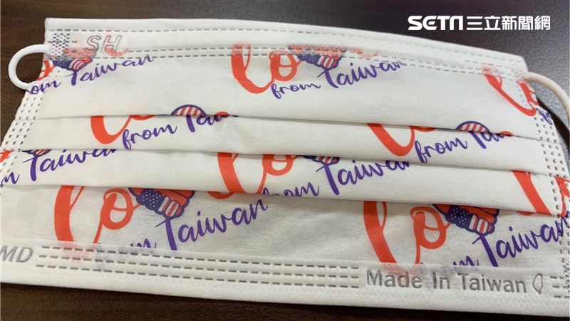 帥炸口罩後　阿中戴上「愛」感謝美國