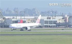 美贈台250萬劑莫德納疫苗華航班機抵台，陳時中酈英傑接機。