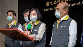 蔡英文至中央流行疫情指揮中心進行「疫苗進度視訊簡報」。（圖／總統府提供）