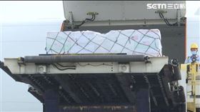 美國贈250萬劑疫苗抵達台灣,陳時中,酈英傑接機