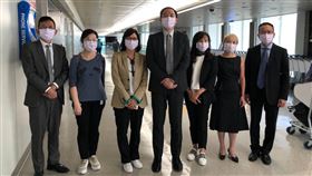 我派駐在香港的台北經濟文化辦事處代理處長林振宙等7位同仁20日下午返台。（圖／翻攝陸委會臉書）