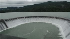 南化水庫滿水位自然溢流（3）南化水庫經長期乾旱後，5月底蓄水率一度降到8%以下，之後隨著集水區持續降雨，加上從高雄旗山溪甲仙攔河堰越域引水進入水庫，蓄水量持續上升，直到20日下午達滿水位，也出現今年首度自然溢流。中央社記者楊思瑞攝　110年6月20日