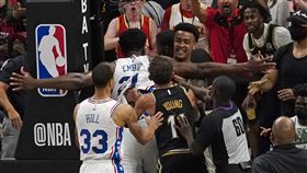 ▲和柯林斯（John Collins）發生衝突，恩比德（Joel Embiid）遭罰款97萬。（圖／美聯社／達志影像）