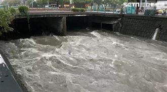 台中整夜狂雷暴雨　路樹倒塌溪水暴漲