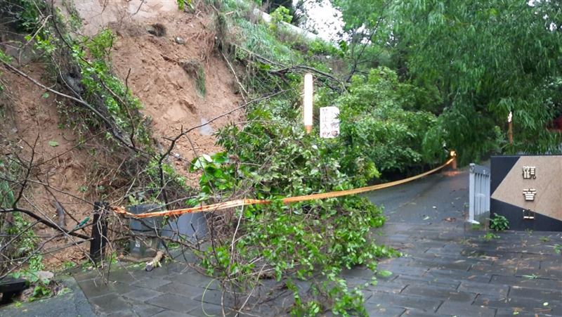 嚇！高雄連日大雨釀災　山壁土石崩落