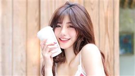 陳葳曾被譽為是「世新校花」，過去跟音樂人袁惟仁同車而被關注。（圖/UP直播提供）