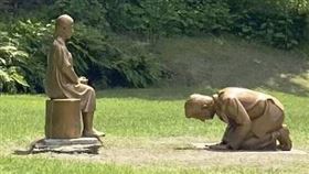 ▲安倍下跪謝罪雕像。（圖／翻攝自推特）