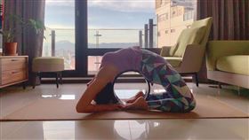 ▲連靜雯防疫做瑜伽。（圖／楠軒工作室提供）
