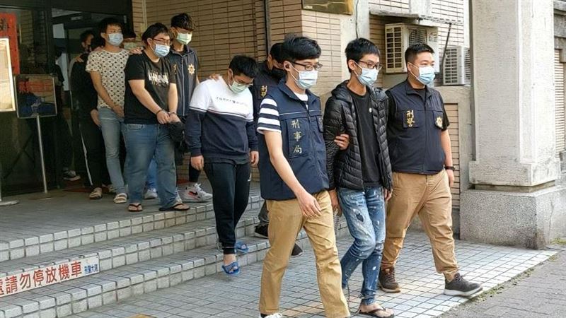 台中再破詐騙機房　警持霰彈槍破門