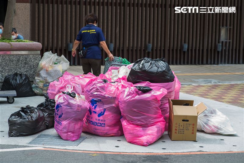 不少雙北人都抱怨，跑了多家商店都買不到專用垃圾袋。（圖／資料照）