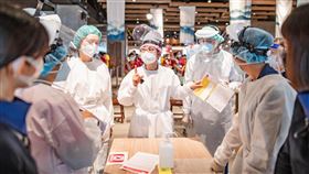 提升群體免疫　莫德納疫苗桃機開打桃園國際機場股份有限公司表示，為強化邊境武漢肺炎（2019冠狀病毒疾病，COVID-19）防疫，提升群體免疫，21日起為第一線工作人員公費接種莫德納（Moderna）疫苗。中央社記者吳睿騏桃園機場攝　110年6月21日