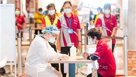 莫德納疫苗桃機開打　預計5天接種3000人桃園國際機場股份有限公司表示，21日起一連5天為已造冊提送的高接觸風險第一線工作人員公費接種，包含保全、清潔、商業服務、餐飲業者及駐站提供基本維生服務從業人員，約3000人。中央社記者吳睿騏桃園機場攝  110年6月21日