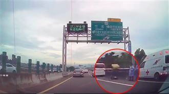 阿婆代步車上快速路　6車因她撞一團