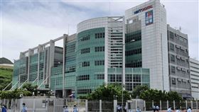 香港蘋果日報21日召開董事會，討論蘋果日報關閉事宜。據了解，董事會預定25日再開會，就關閉事宜做決定。圖為香港警方去年8月派員進入蘋果日報位於將軍澳的大樓內搜查。（中央社檔案照片）