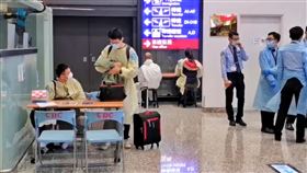 自英返台1男子發燒送醫  113名旅客送集中檢疫所台灣對英國加嚴防疫措施後，首架自英返台班機27日抵達桃園機場，1人因發燒症狀後送就醫，另有4人過去14天曾出現輕微呼吸道症狀，在機場採檢後已與其他旅客坐車前往集中檢疫所。中央社記者吳睿騏桃園機場攝　109年12月27日