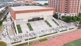 ▲2萬師生連夜篩檢，場面壯觀。（圖／翻攝自微信）