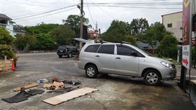 休旅車停路旁冒煙　埔里警趕到確認車內男女雙亡一輛休旅車21日被發現停在南投縣埔里鎮南村路旁，車內冒煙，警方與消防隊到場查看，確認車內一對男、女已失去生命徵象，並發現火盆、木炭等物品。（民眾提供）中央社記者蕭博陽南投縣傳真　110年6月21日