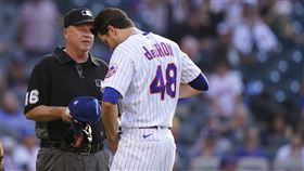 ▲狄格隆（Jacob deGrom）退場前被三壘審檢查皮帶。（圖／美聯社／達志影像）