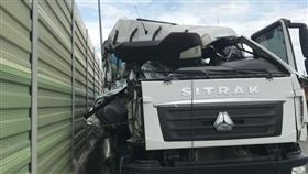 台65,水泥車,休旅車,隔音牆,車禍,新北市