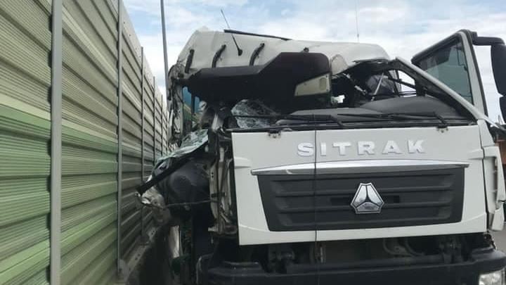 休旅車突右切　水泥車追撞車頂爆開