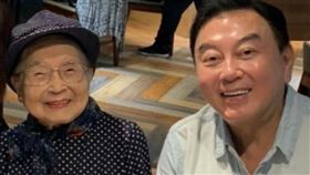 高國華今年母親節跟高齡100歲的媽媽一起吃蛋糕慶祝。（圖／高國華提供）