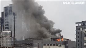 台北市松山區敦化南路一段大樓頂樓加蓋竄出火煙。（圖／翻攝畫面）