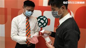 房仲做消毒。（圖／中信房屋提供）