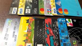 辦17張信用卡不敢刷！他曝致命理由（圖／翻攝自爆廢公社公開版臉書）